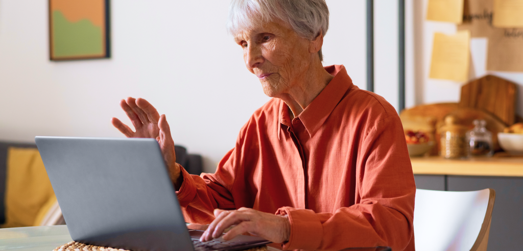 Imagem ilustrativa. Pessoa idosa utilizando um notebook com boa experiência demostrando acessibilidade.