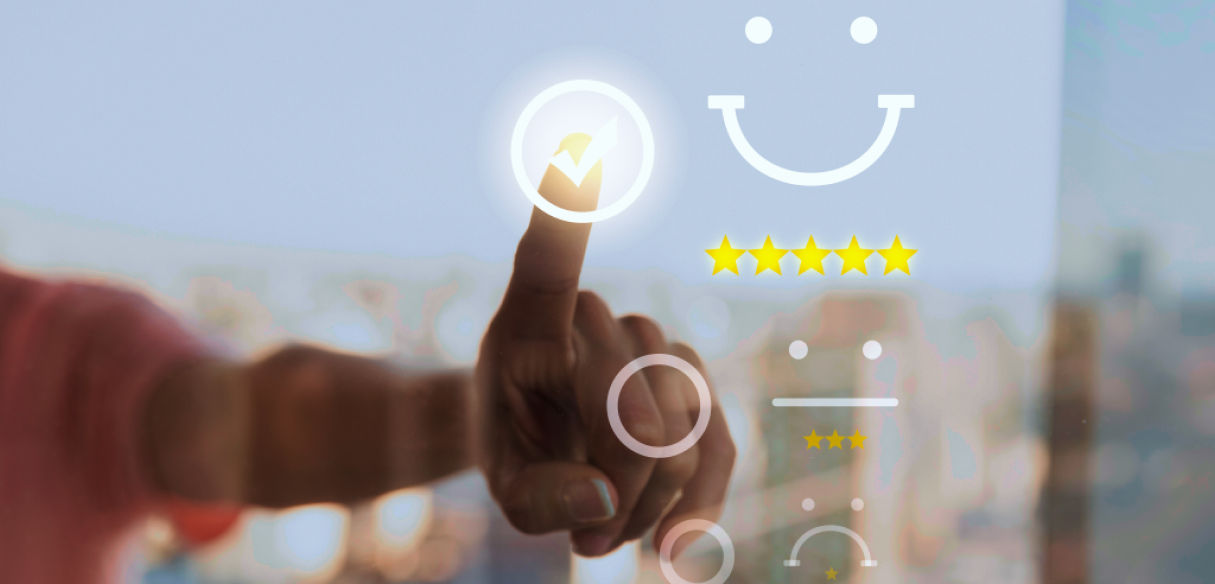 Imagem ilustrativa de customer experience - Pessoa selecionando nota 5 estrelas para um serviço