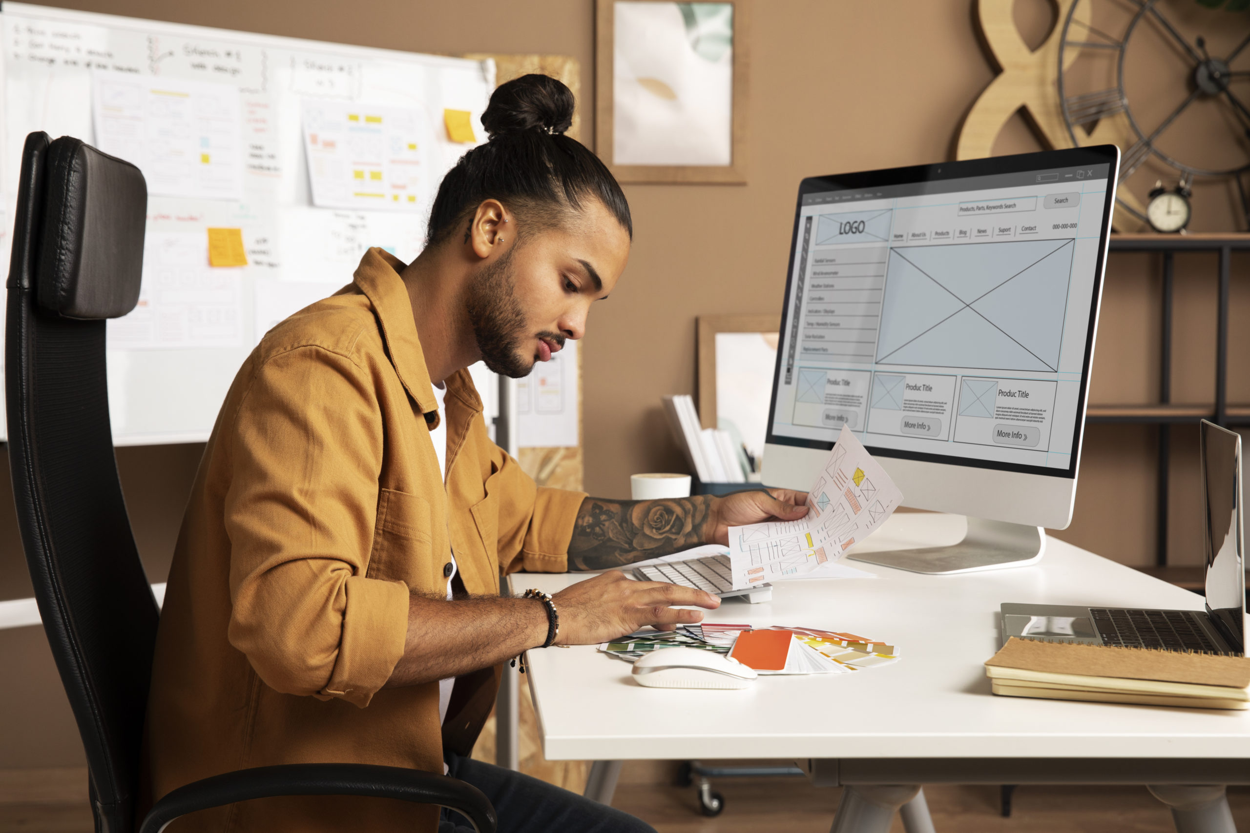 Imagem ilustrativa de um homem utilizando um Design System para criar um produto digital.