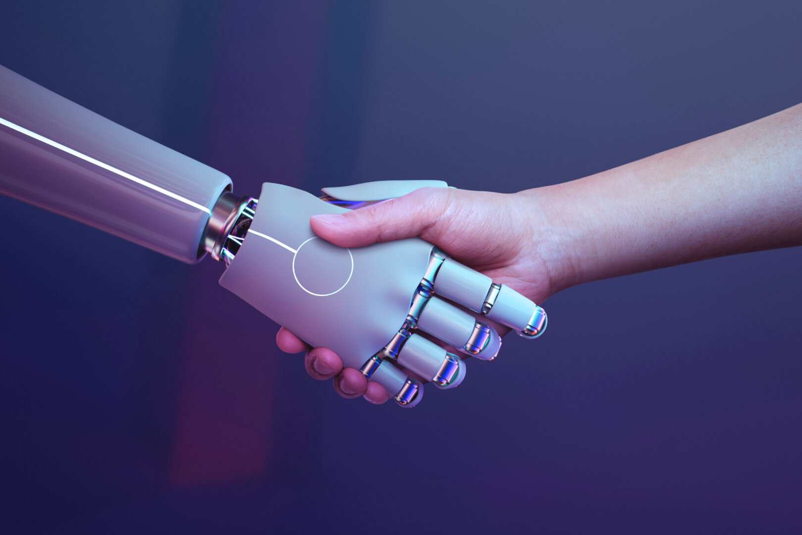 Mão humana apertando a mão de um robô em um fundo futurista. Representa a evolução conjunta de UX e Inteligência Artificial (IA), destacando a colaboração entre tecnologia e experiência do usuário para soluções inovadoras.